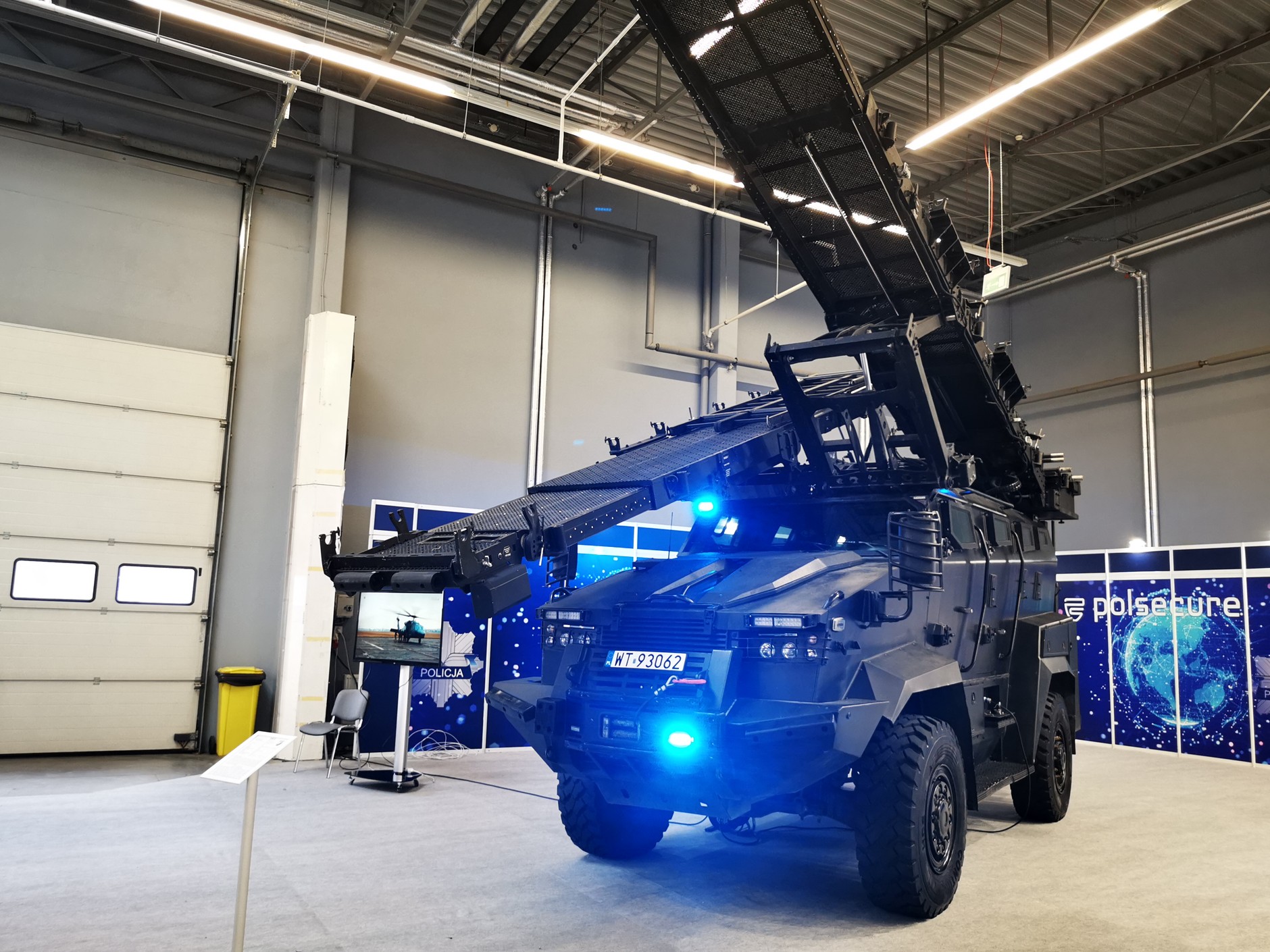 TUR VI to wyrób polskiej firmy AMZ Kutno, zbudowany na bazie terenowej ciężarówki marki MAN. Choć to "tylko" lekki teransporter, to jego dopuszczalna masa całkowita to 15 ton. Rozkładane hydraulicznie trapy ułatwiają szturmowanie budynków, a pancerz zapewnia ochronę przez ostrzałem i ładunkami wybuchowymi.  Silnik o mocy 330 KM, prędkość maksymalna ok. 100 km/h.