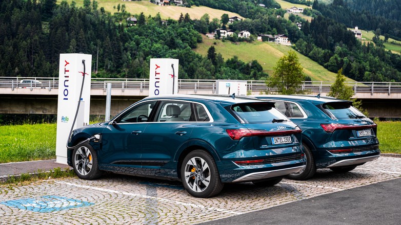 Audi e-tron na stacji IONITY