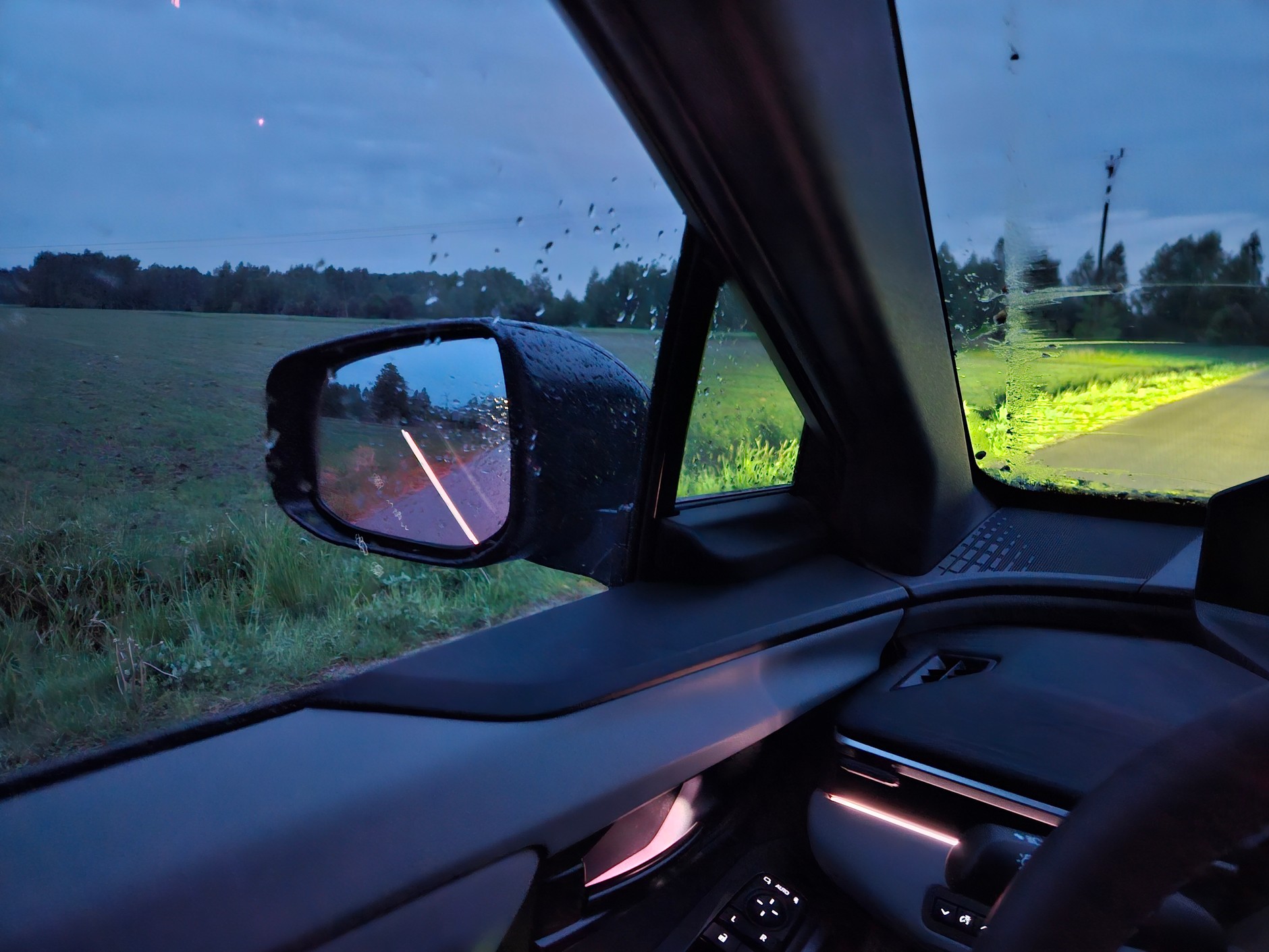 Toyota C-HR+ Executive AWD: drobna, ale uciążliwa wada podczas jazdy nocą&nbsp;– listwy oświetlenia ambientowego odbijają się w szybach i lusterkach. 