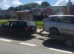 Passatem ciągnął lawetę z autem, w którym siedziały dzieci