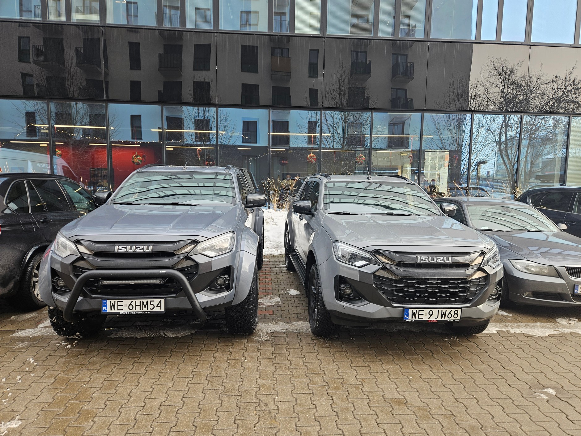 IsuIsuzu D-Max z pakietem Arctic Trucks kontra wersja standardowa