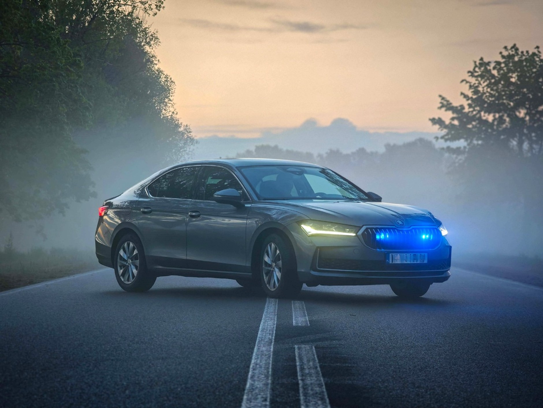 Nieoznakowany radiowóz Skoda Superb 2.0