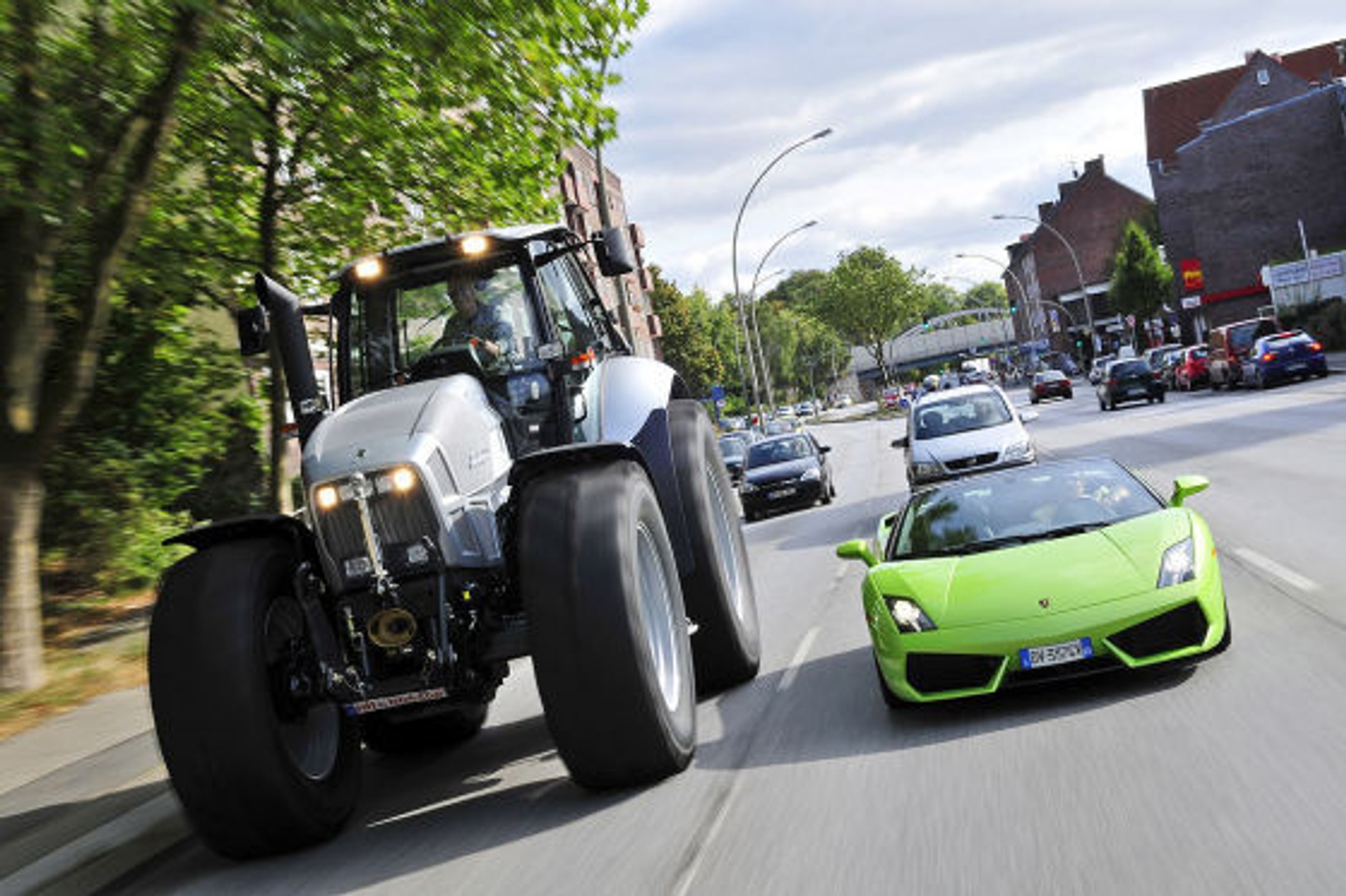 Traktor Lamborghini kontra Gallardo