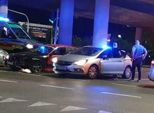 Pijany uciekał przed policją. Zderzył się z nieoznakowanym radiowozem i taksówką