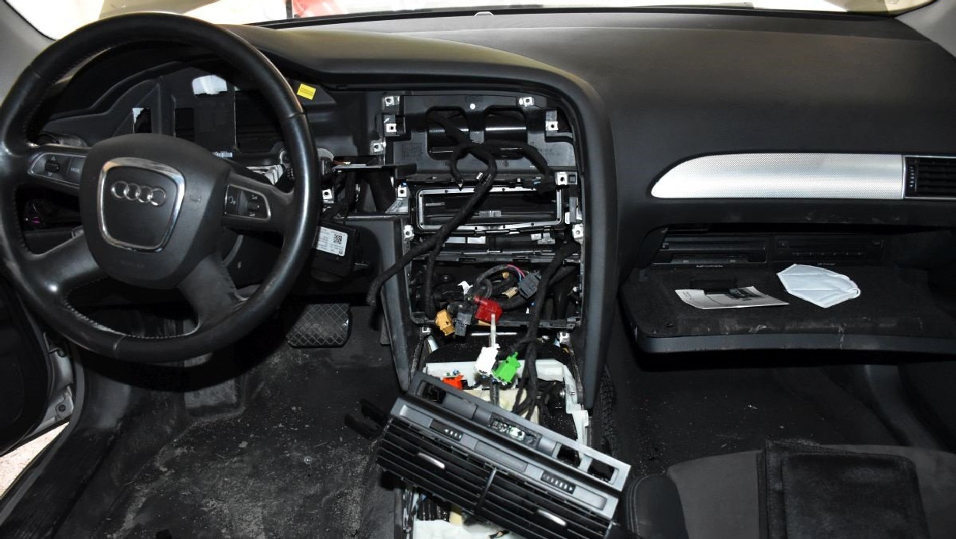Ukryli i rozbierali Audi A6 za 40 tys. zł. Teraz grozi im 5 lat