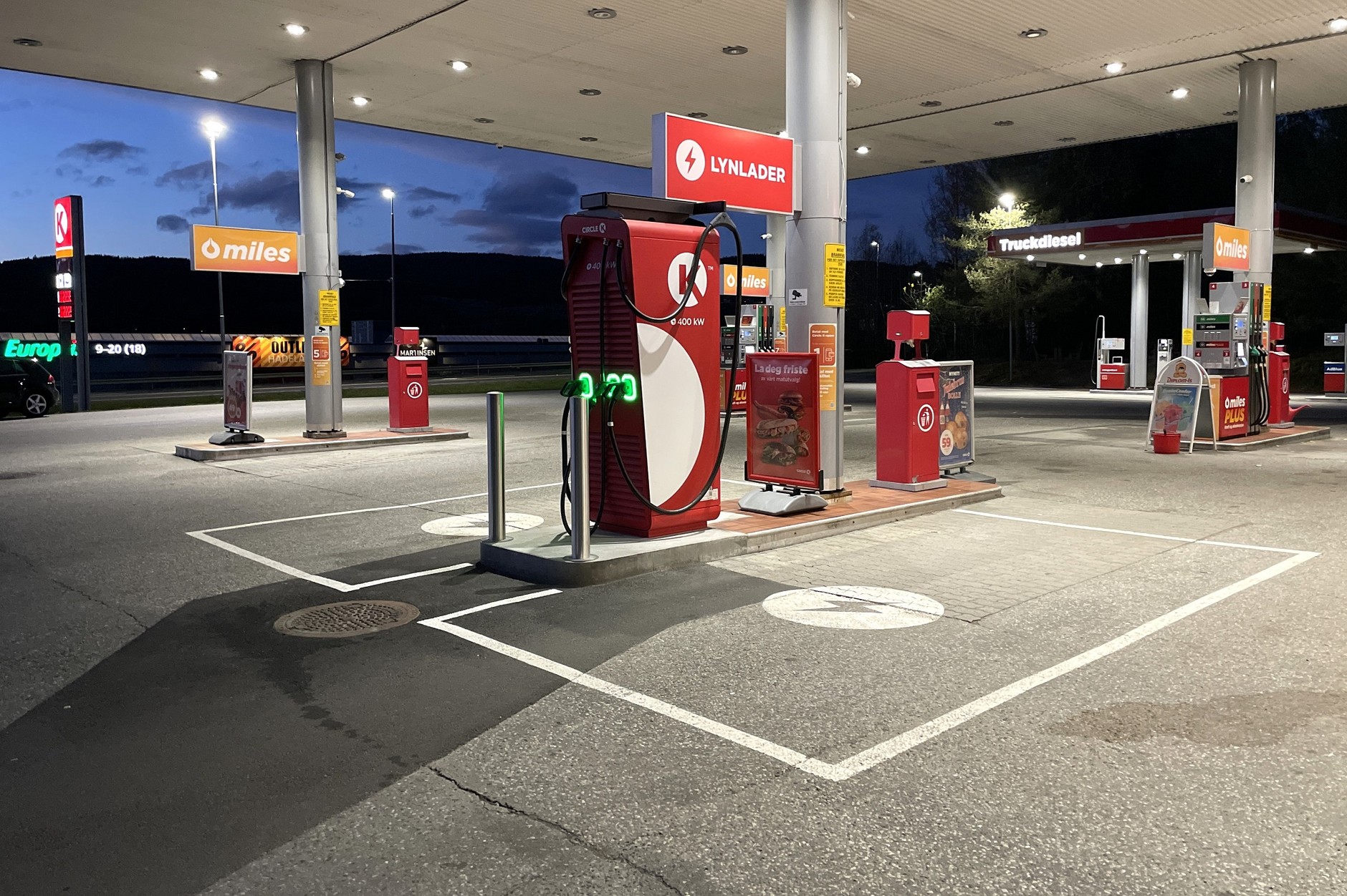 Stanowisko do ładowania aut elektrycznych na stacji paliw Circle K w Norwegii
