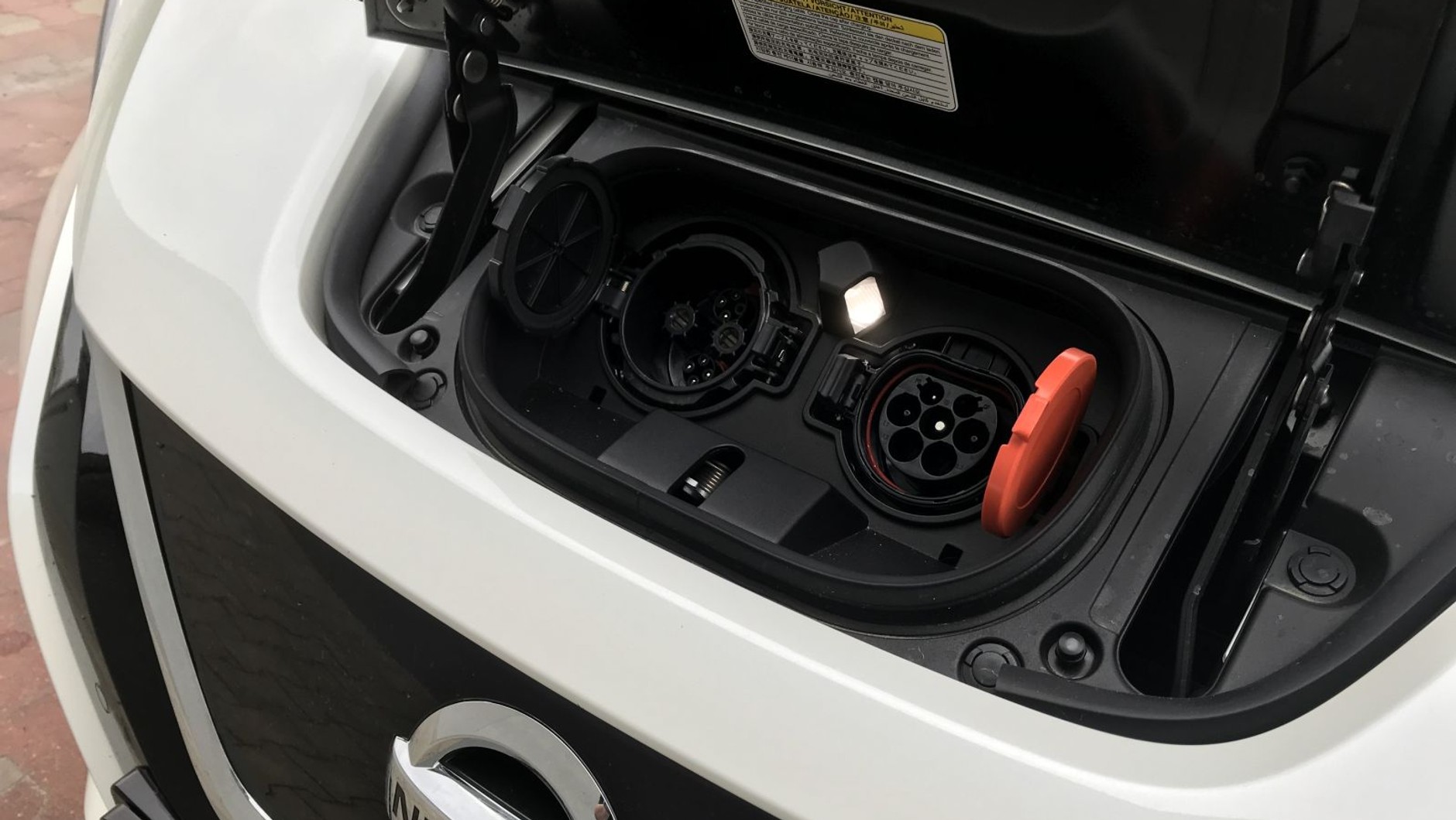 Nissan Leaf - nie zabrakło gniazda szybkiego ładowania