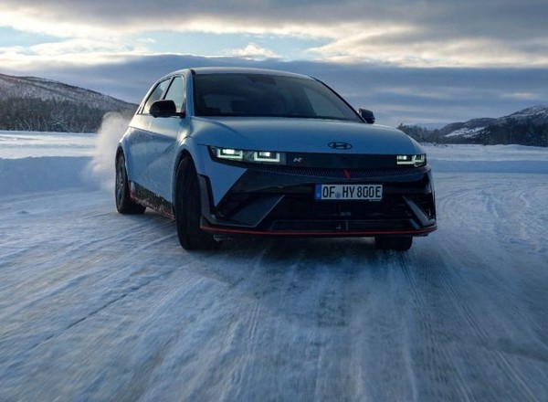 Czy sportowy samochód elektryczny może podnosić poziom szczęścia?