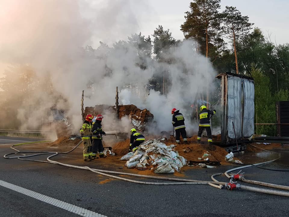 Pożar ciężarówki z paszą na autostradzie A2