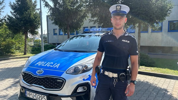 Policjant po służbie zauważył Audi w rowie. Poczuł znajomy zapach