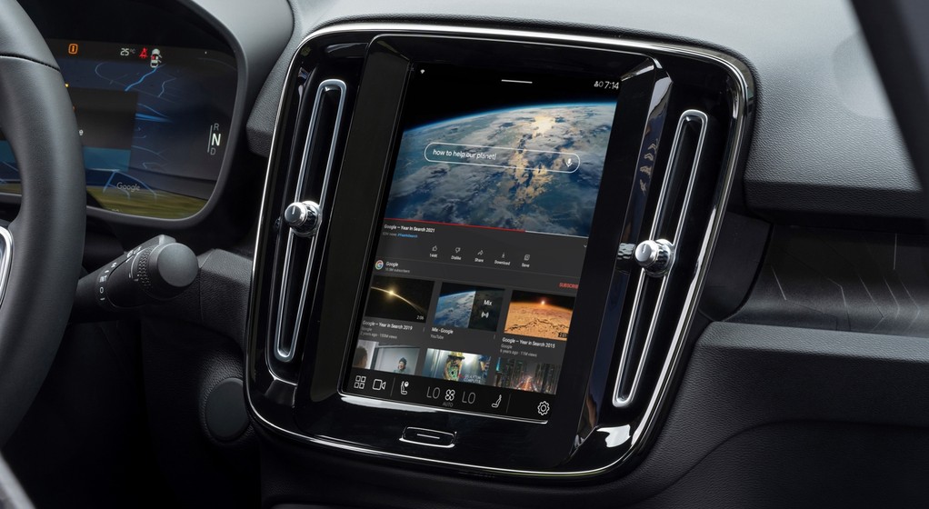 YouTube w Volvo C40 z Android Automotive