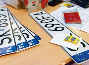 Ministerstwo przypomina o wydłużonych terminach rejestracji aut