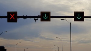 Kierowcy bezrefleksyjnie gapią się w "X". Już ponad tysiąc osób dostało za to mandat