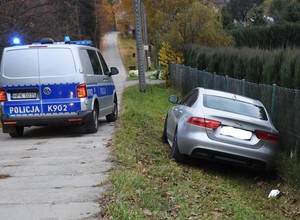 Z ogrodzenia do więzienia. Kierowca rozbitego Jaguara był poszukiwany i nietrzeźwy