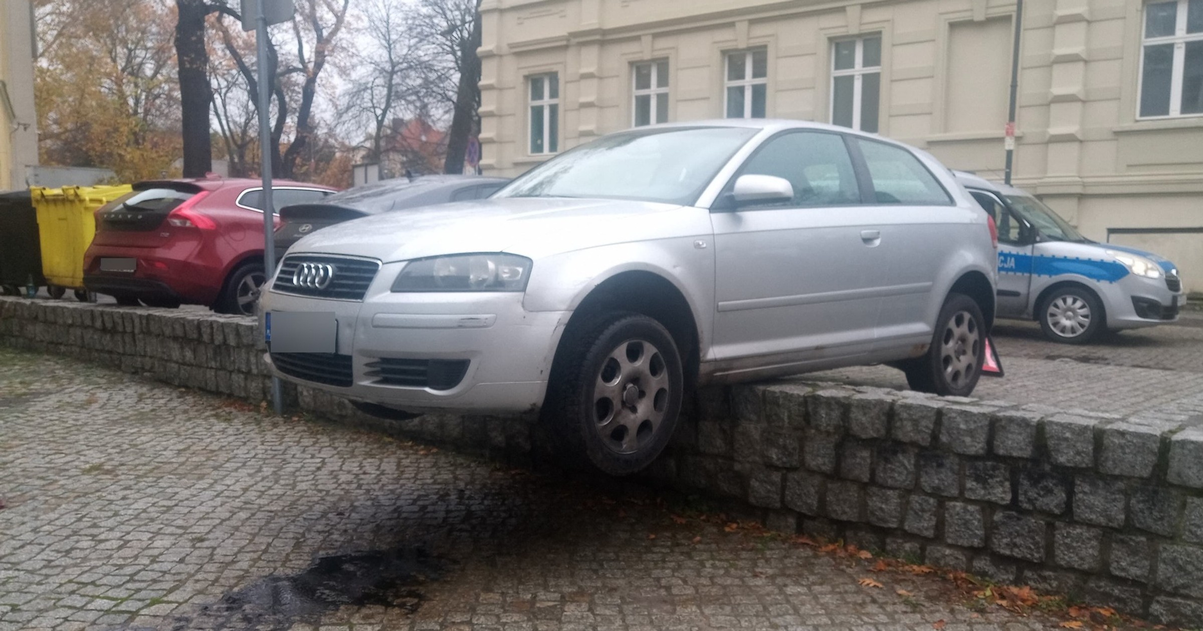 Niecodzienne parkowanie w Zielonej Górze. Audi w powietrzu