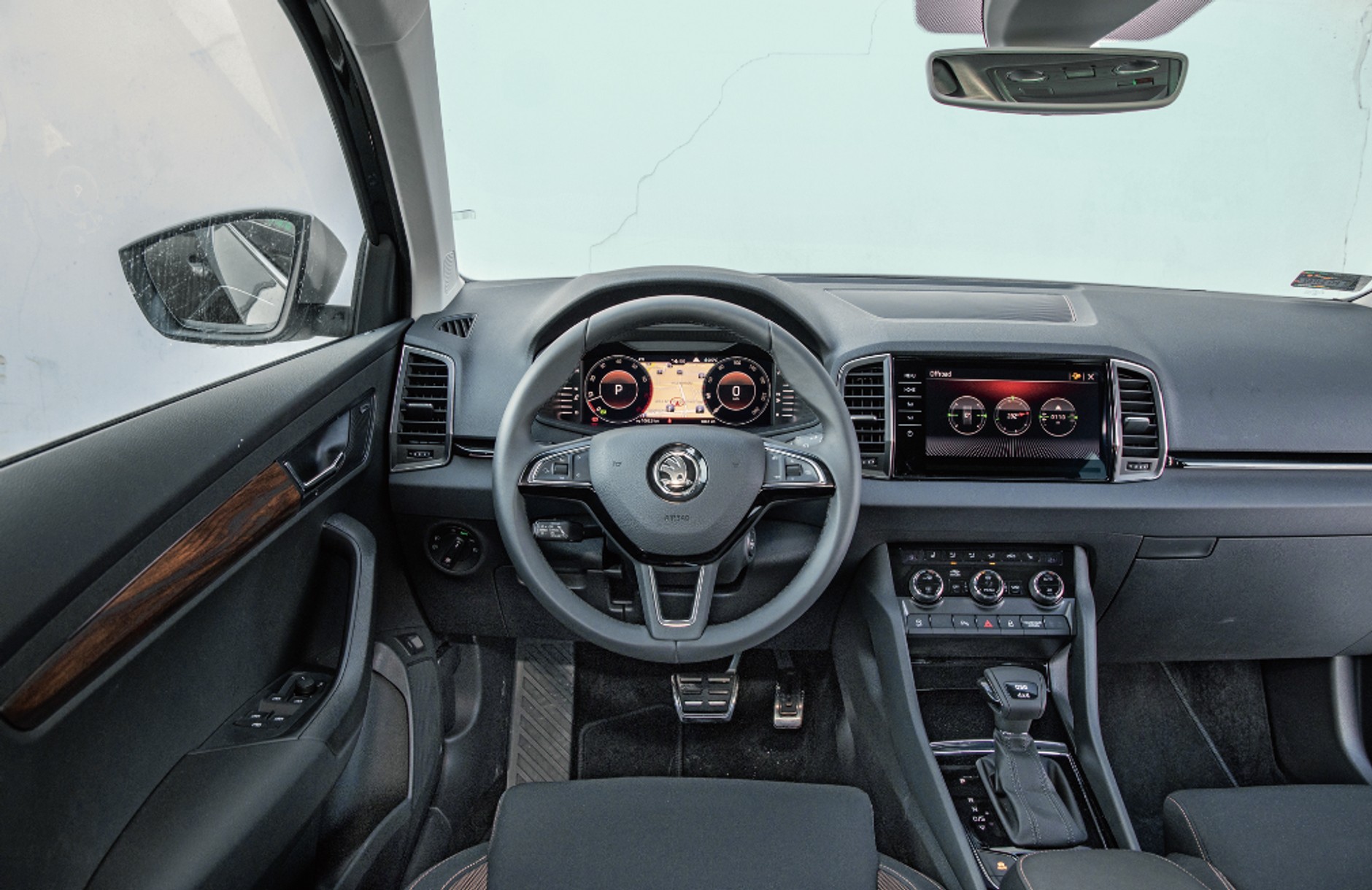 Klasyczny design Grupy VW sprzed czasów, kiedy styliści uparli się na sterowanie wszystkim z poziomu ekranów