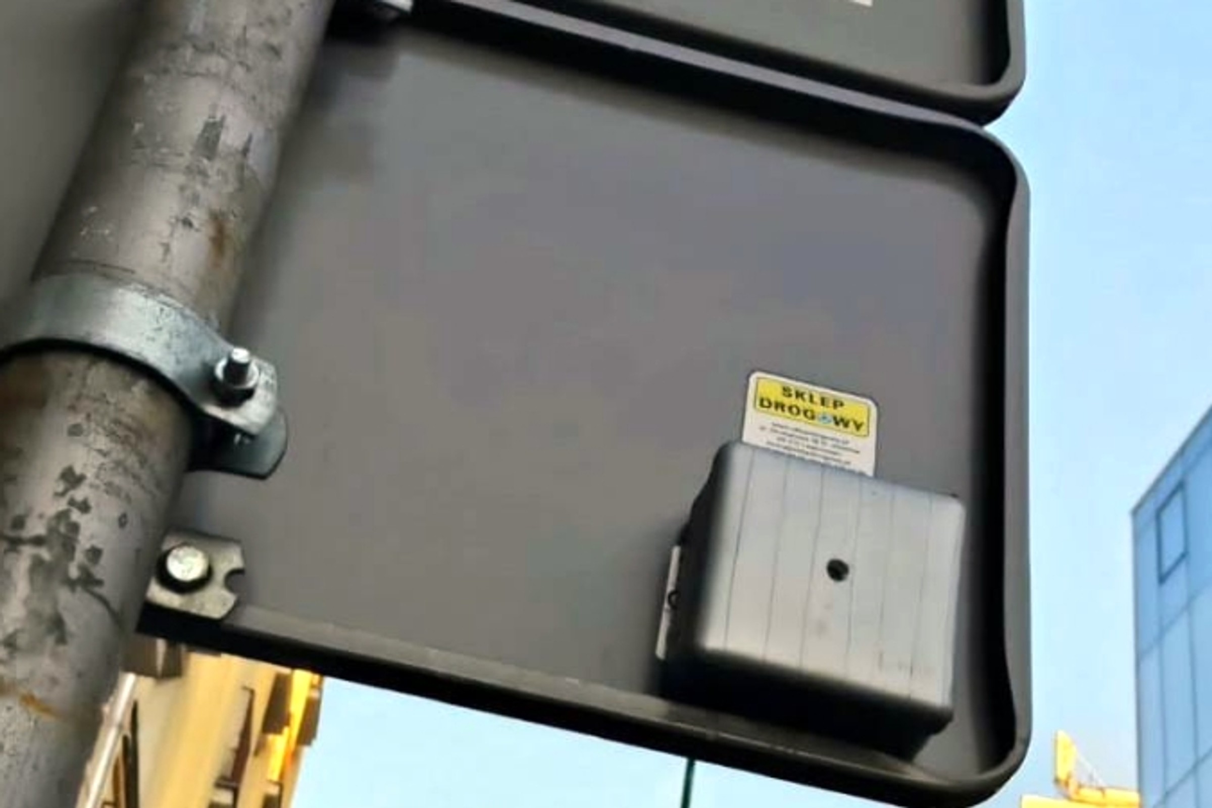 Policja bada sprawę tajemniczego pudełka na znaku drogowym w Warszawie. Nikt nie wie, o co chodzi