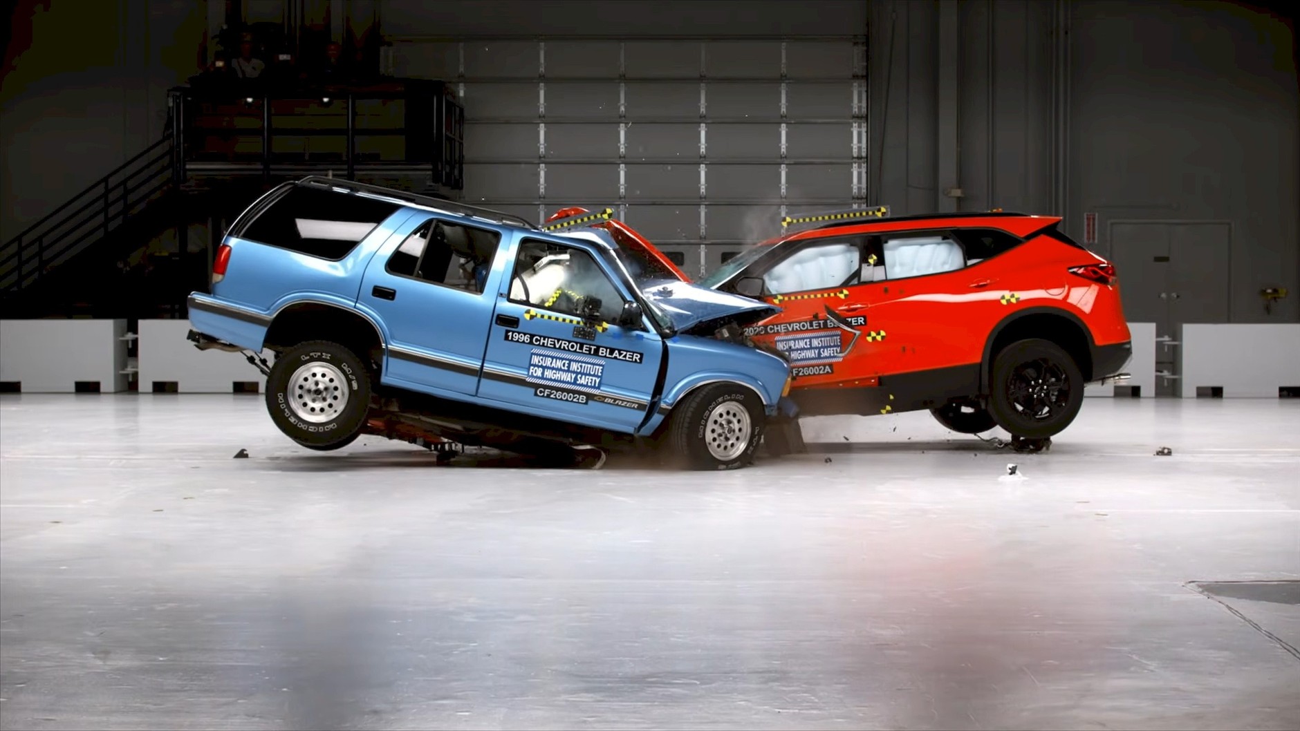 Test zderzeniowy Chevroletów Blazerów, które dzieli 30 lat