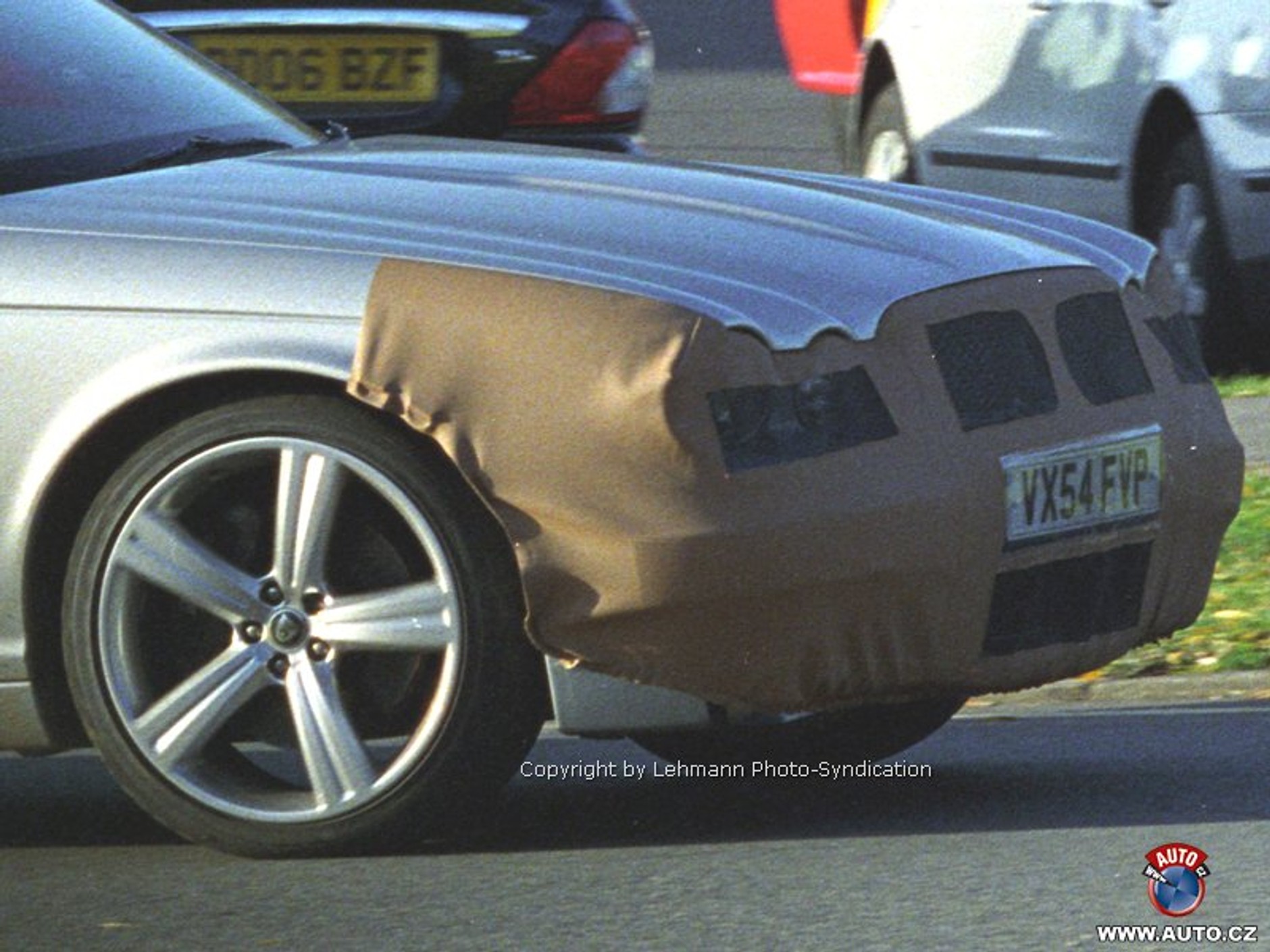 Zdjęcia szpiegowskie: odmłodzony Jaguar XJ w Genewie