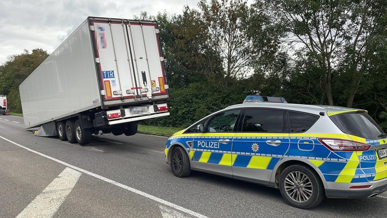 Po zjeździe z ronda od ciężarówki odłączyła się naczepa