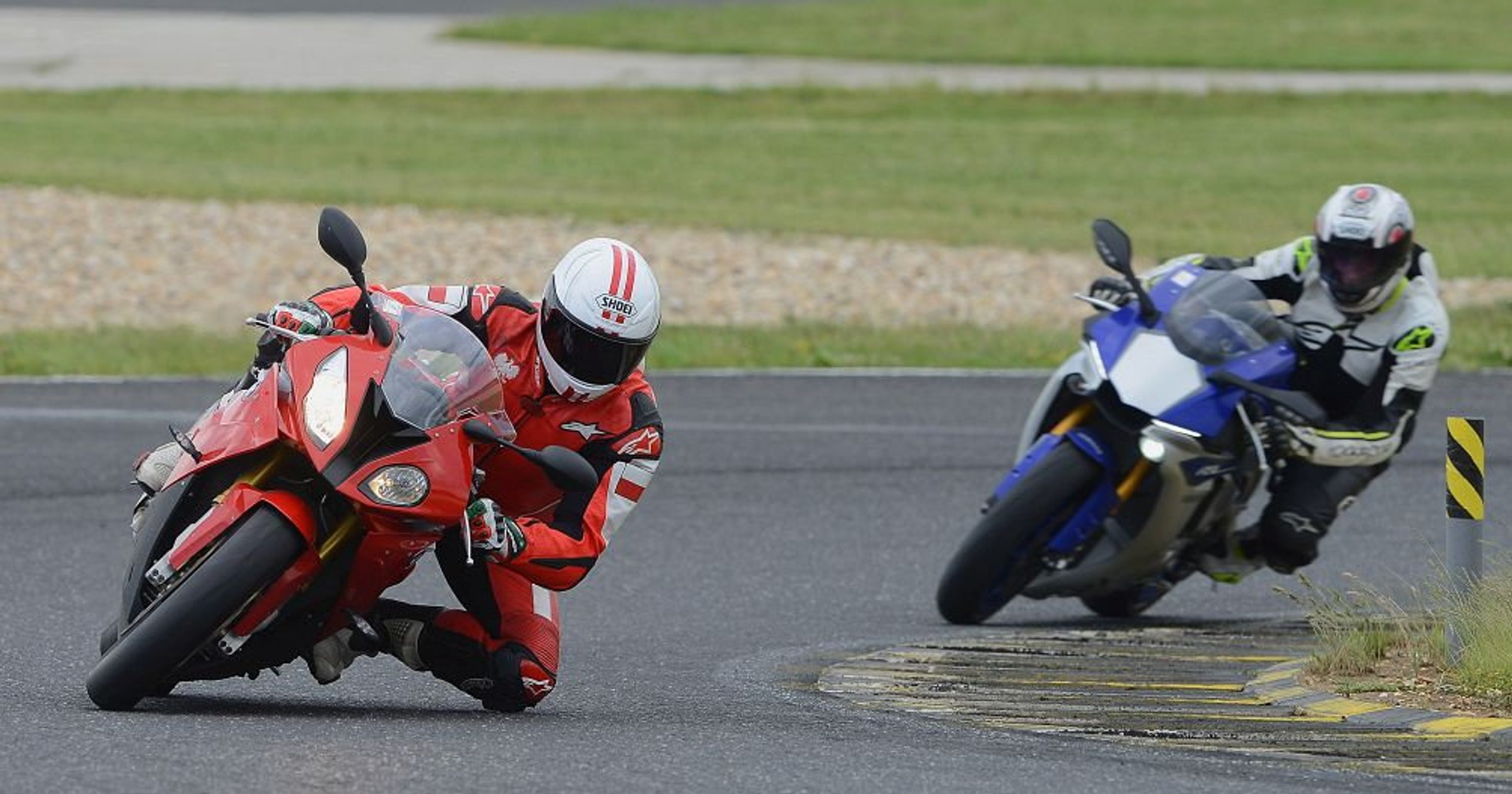 BMW S1000RR i Yamaha YZF-R1 na torze Pannonia-Ring