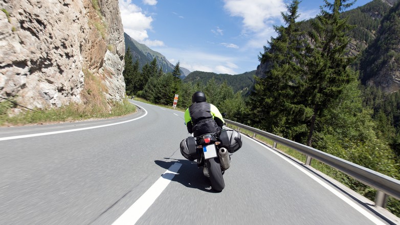 Także w 2025 r. kierowcy zbyt głośnych motocykli nie wjadą na niektóre odcinki dróg w Tyrolu