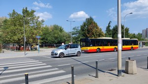 Najważniejsze zasady używania kierunkowskazów. Pas do skrętu, ronda, pierwszeństwo łamane