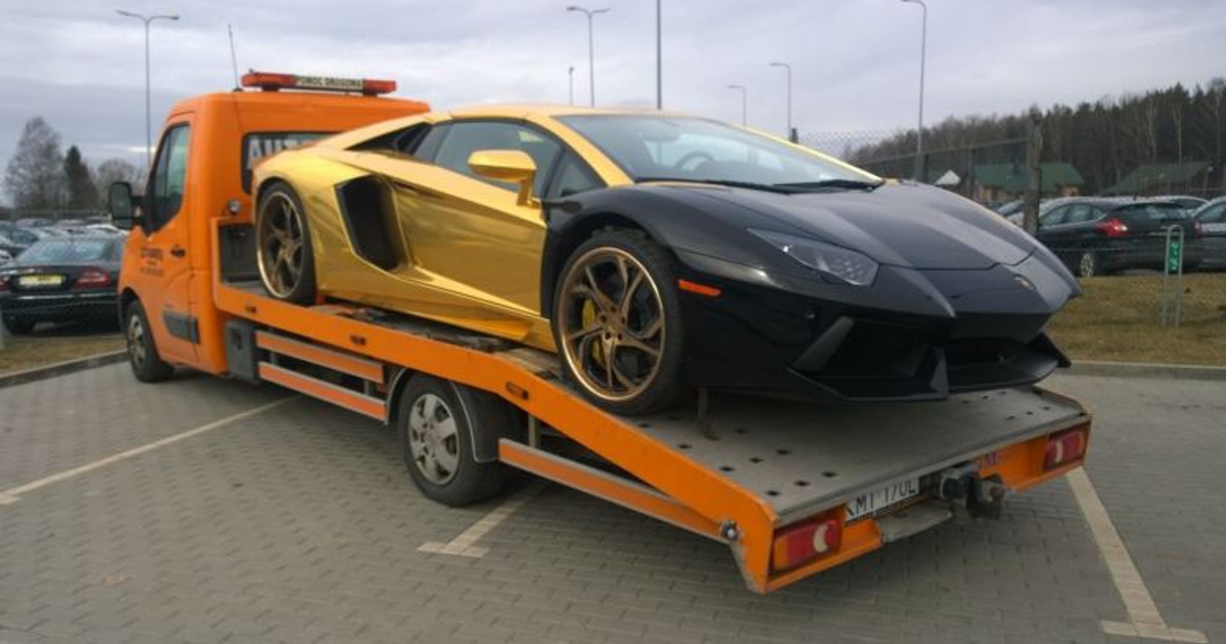 Nowe życie złotego Lamborghini Aventador na Litwie?