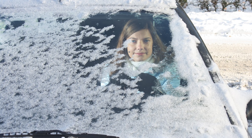 Szron na szybie samochodu