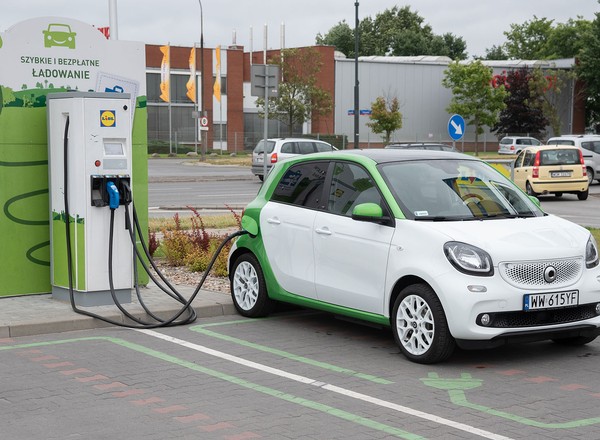 Auta elektryczne i hybrydowe bez akcyzy – jest zgoda Komisji Europejskiej