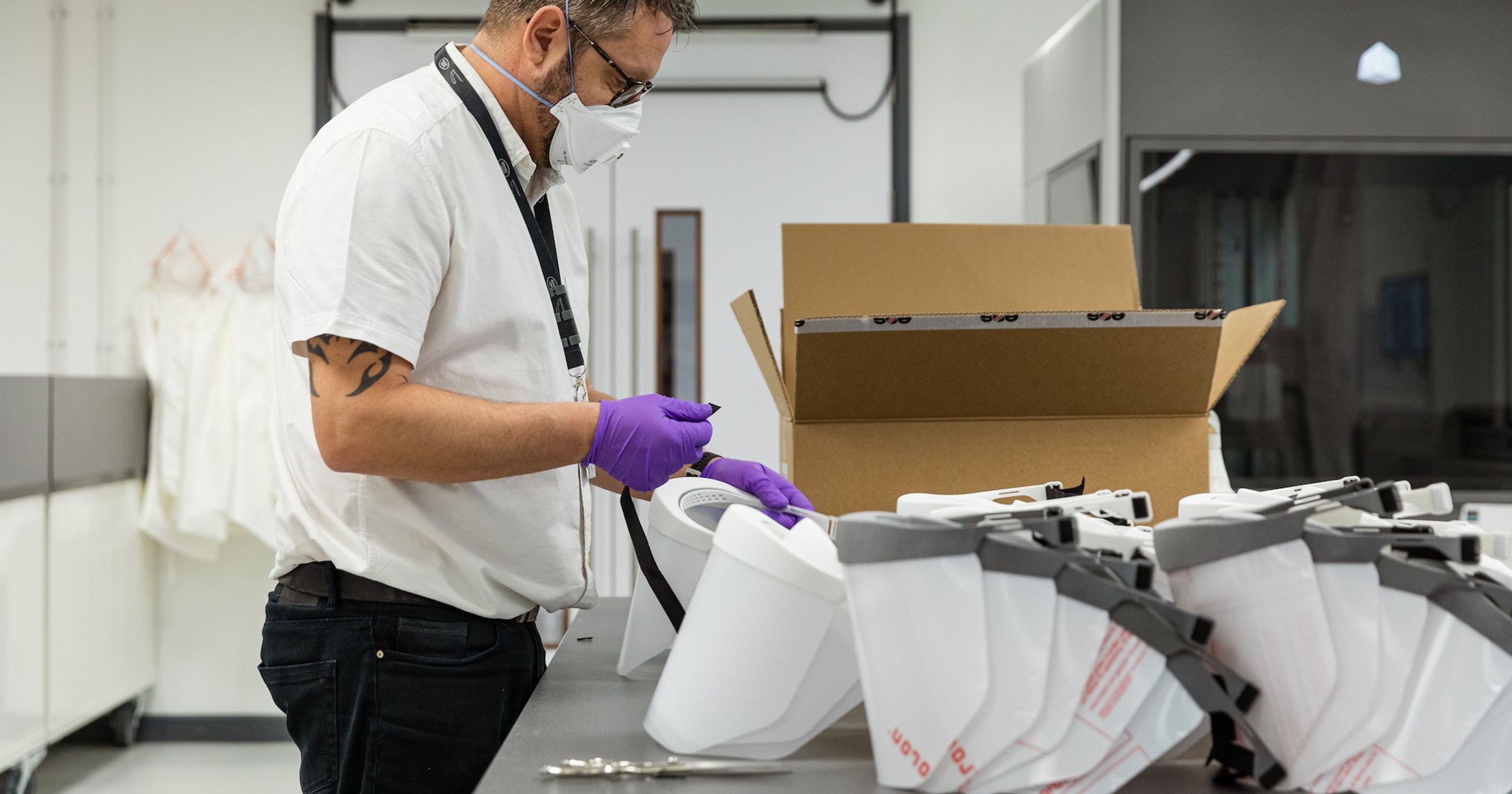 Jaguar Land Rover drukuje przyłbice ochronne