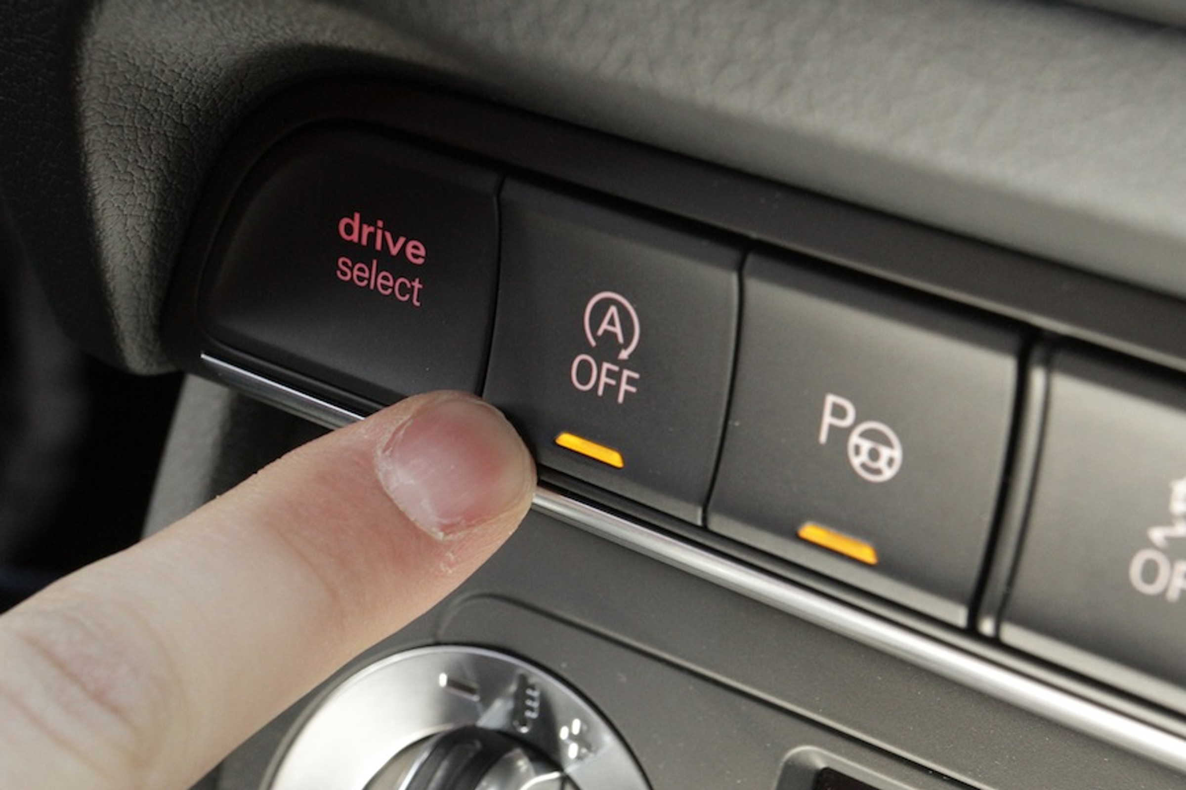 System start-stop to chyba jedna z najbardziej nielubianych funkcji w samochodach. Oszczędza paliwo, ale czy szkodzi silnikowi?