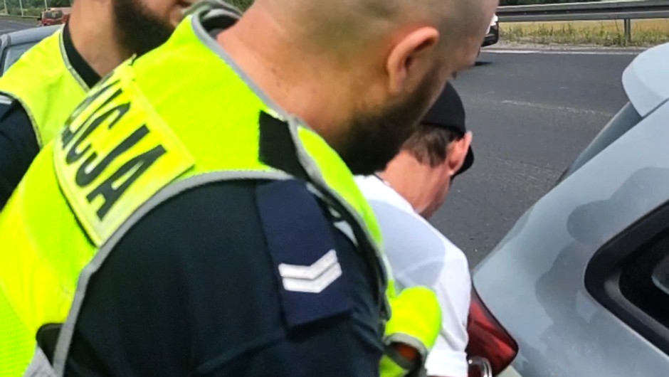 Obraz pochodzący z serwisu https://bytom.policja.gov.pl/ka4/informacje/wiadomosci/389282,Bytomska-drogowka-w-poscigu-za-nietrzezwym-pez-prawka-z-narkotykami-i.html