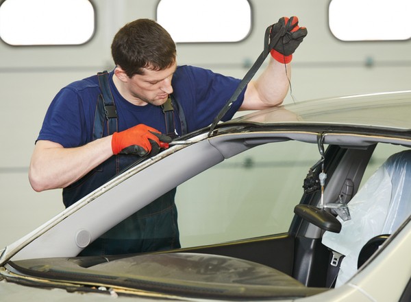 Nowoczesne szyby samochodowe nawet z 28 funkcjami. A koszty napraw rosną