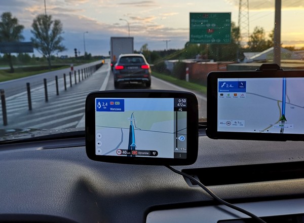 Tablet czy tradycyjna nawigacja? Navitel kontra TomTom
