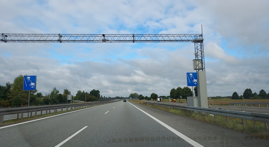 Początek i koniec odcinkowego pomiaru prędkości na drodze S7 pomiędzy Radomiem i Warszawą