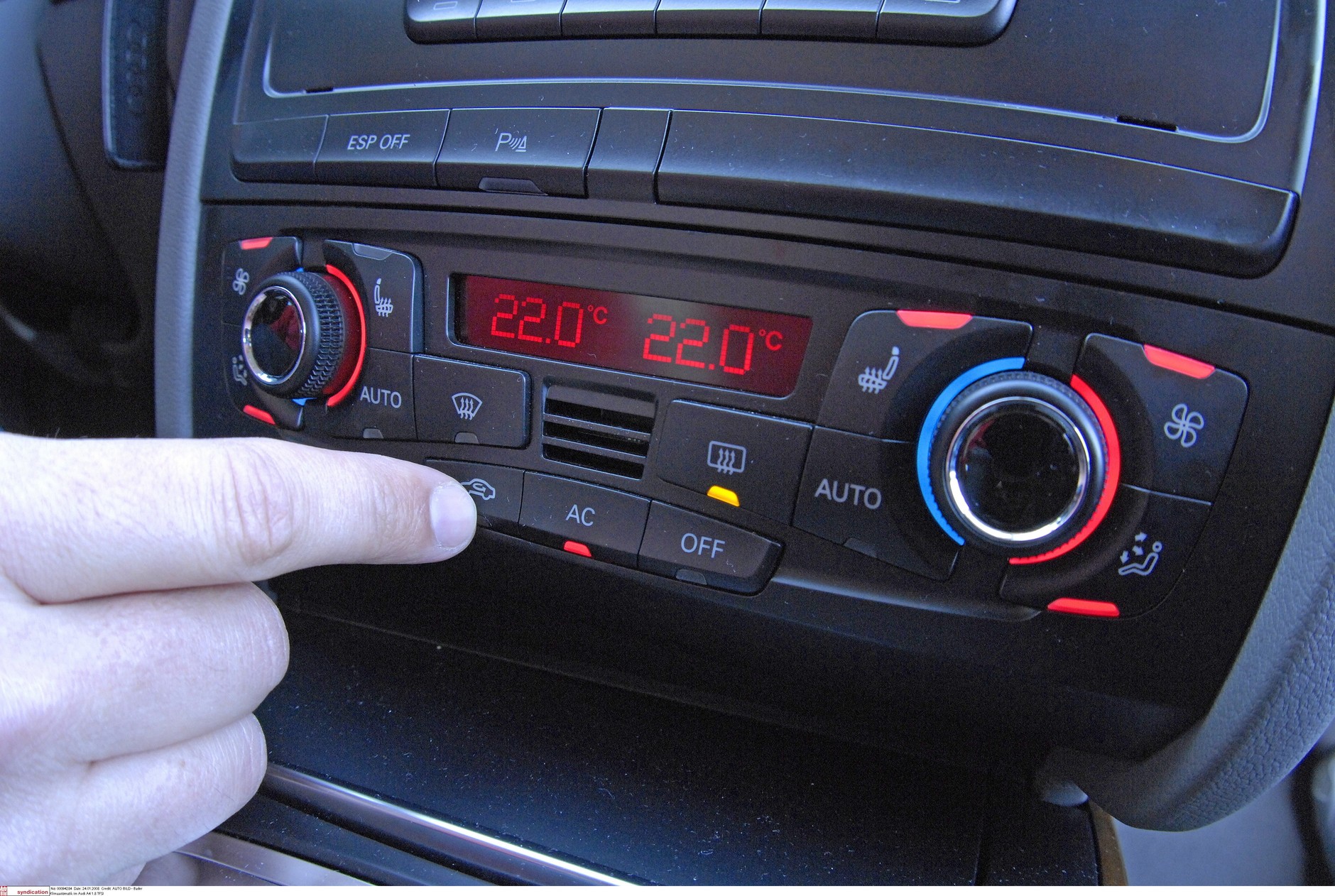 Obieg wewnętrzny przyspiesza nagrzewanie samochodu, ale zimą nie można zbyt długo jeździć z włączonym obiegiem