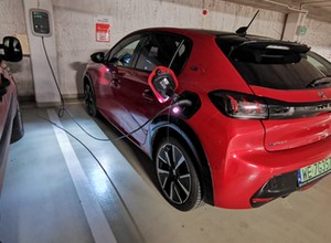 Polacy chcą ładowarek do elektryków w blokach. Badania to potwierdzają