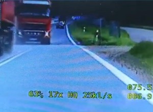 TIR-em na czołowe z radiowozem. Policja nie miała wyjścia [Nagranie]