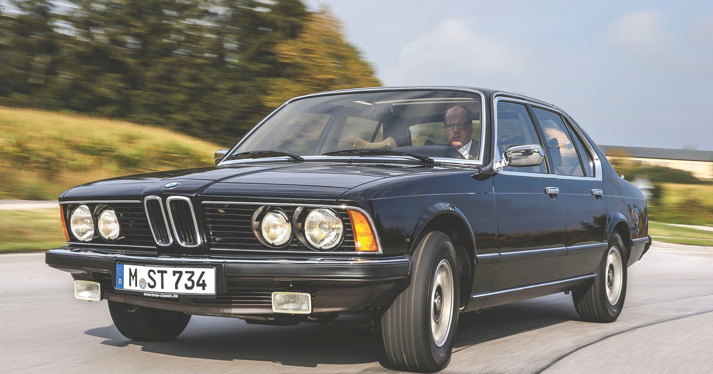 BMW 733i - lewy pas jest dla niego