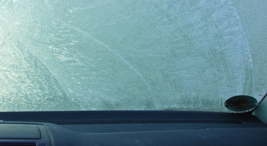 Szyba samochodu zamarznięta od środka
