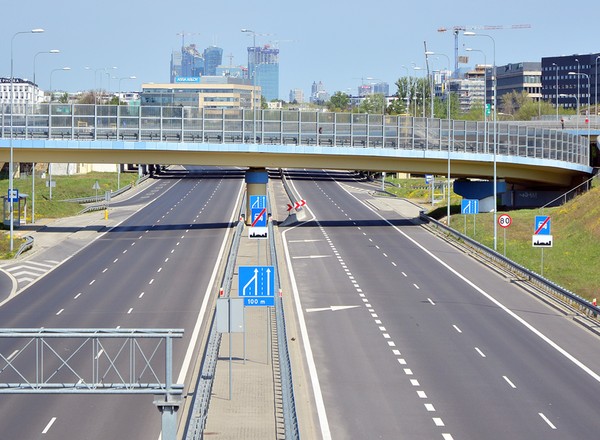Na ekspresówkach nie zawsze można jechać 120 km na godz. Od czego zależy ograniczenie?