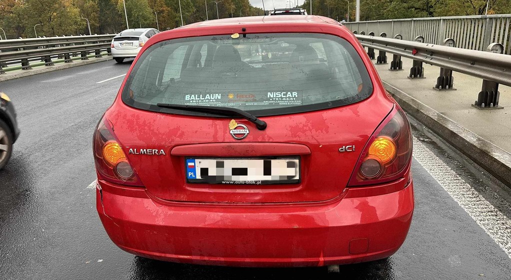 Samochód uszkodzony po kolizji. Na pierwszy rzut oka niemal brak uszkodzeń