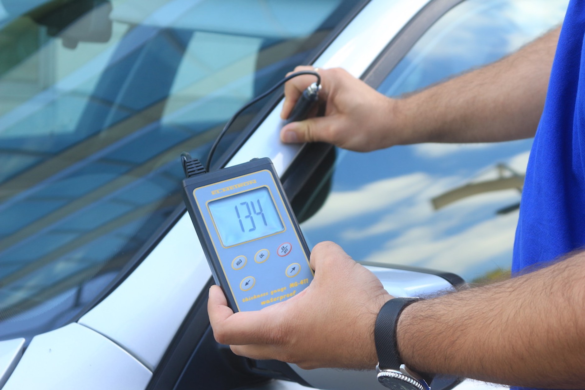 Pomiatr grubości lakieru na słupkach