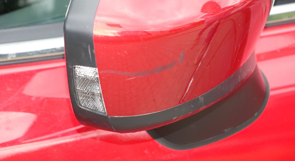 Jak samodzielnie usunąć z nadwozia drobne rysy?