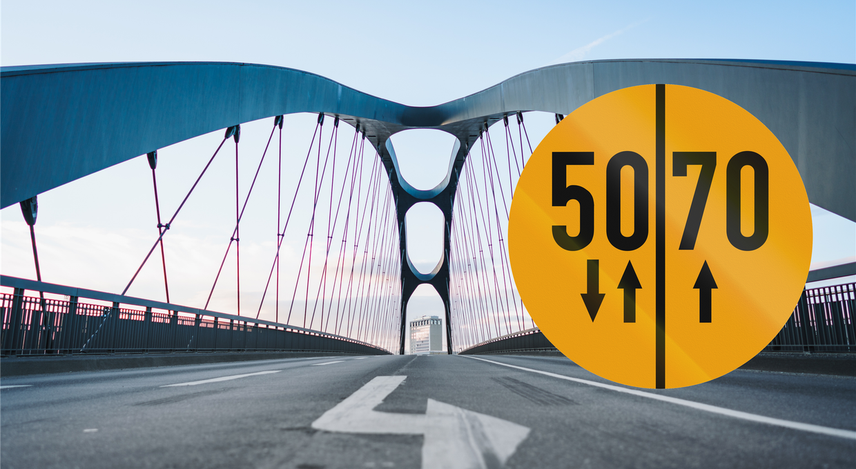 Pomarańczowy znak ze strzałkami i liczbami. Czy wiesz, co oznacza?