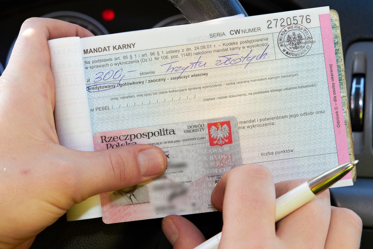 Mandat za parkowanie można dostać choćby nie stając na zakazie. Wyjaśniamy
