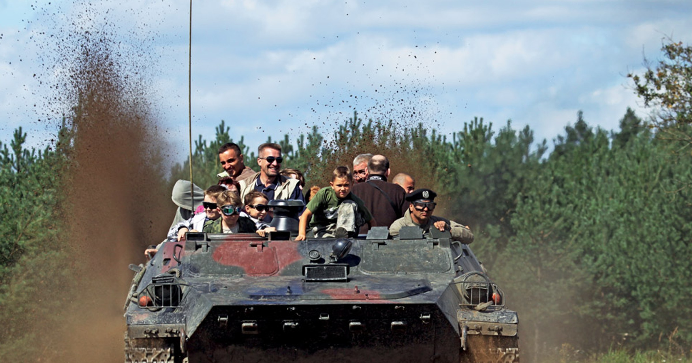Gąsienice i podkowy: spotkanie miłośników militariów w Bornem Sulinowie