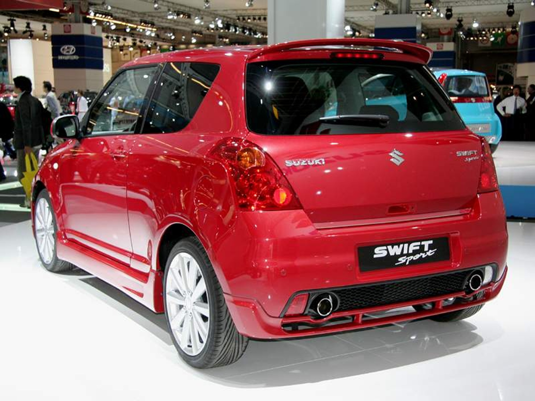 Paryż na żywo: dwa razy sportowe Suzuki