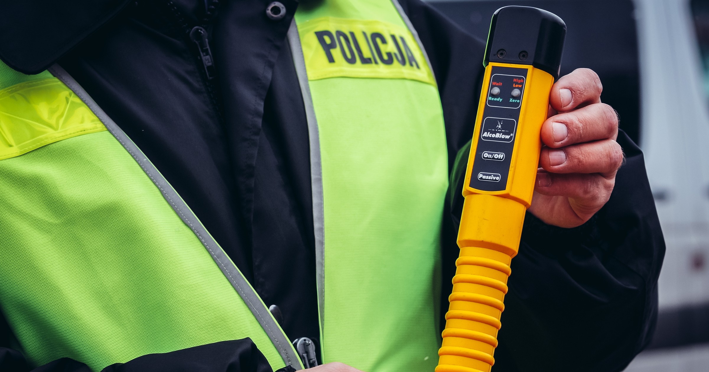 Policjant z alkomatem (zdj. ilustracyjne)